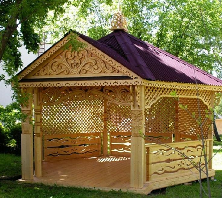 Sechseckiger Holzpavillon mit geschnitzten Details
