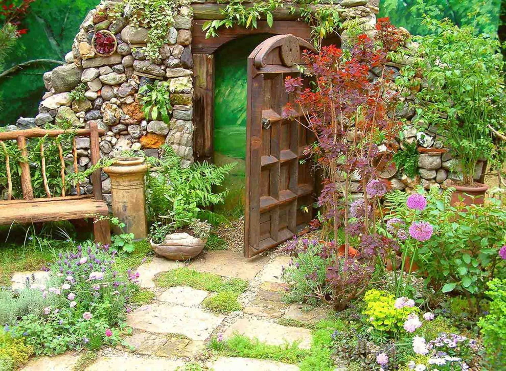 Vieja puerta en la pared de piedra natural