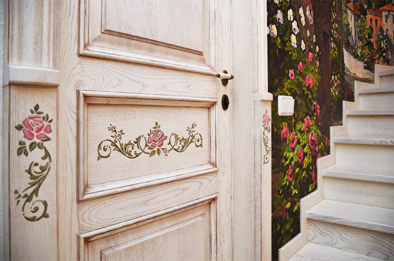 Sie können die Tür mit einem Ornament oder einem kontrastierenden Muster dekorieren, verwenden Sie eine Rolle mit einem Relief