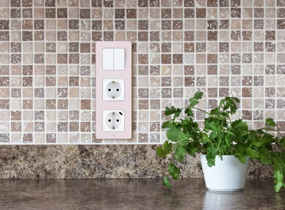 Steckdosen und Schalter in einer Einzimmerwohnung: So wählen Sie günstige und hochwertige Lösungen