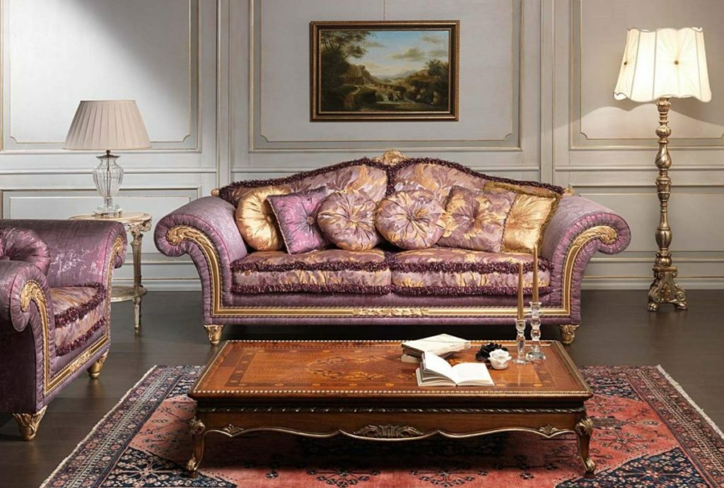 klasikinė sofa svetainėje
