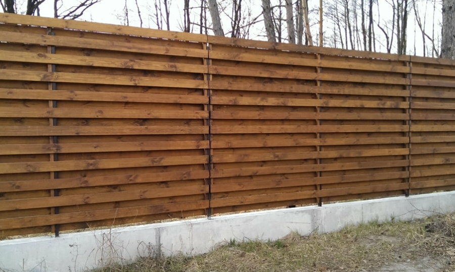 Ogrodzenie drewniane z betonową podstawą