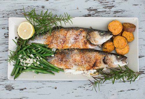 ¿Cómo deshacerse del olor a pescado en los platos, en el interior, en el refrigerador, en la tela?