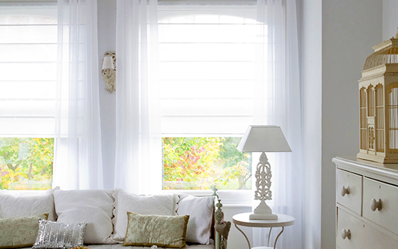 The standard is to place curtains at a distance of 1 cm above the floor level so that they wear less.