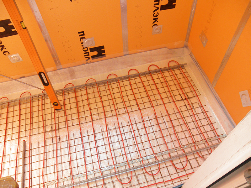 Op geëxpandeerd polystyreen kunt u zelfs het " warme vloer" systeem monteren