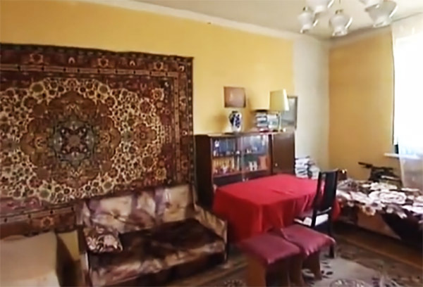 Vergeleken met Nikolai's oude appartement, waarin hij woonde voordat hij beroemd was en een goed inkomen had, ziet het Sochi-kopekestuk eruit als echte herenhuizen.