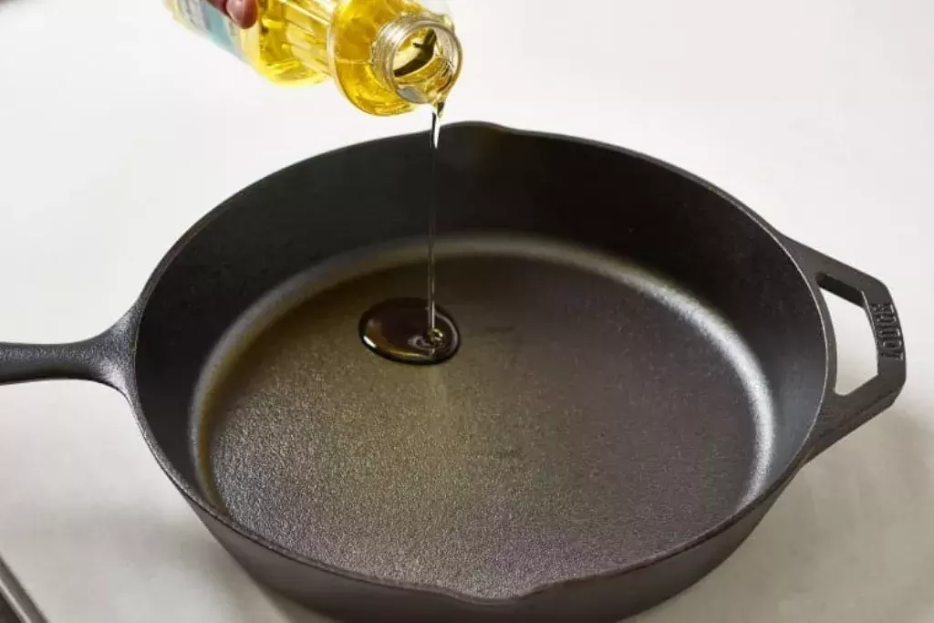 frigideira de ferro fundido com óleo