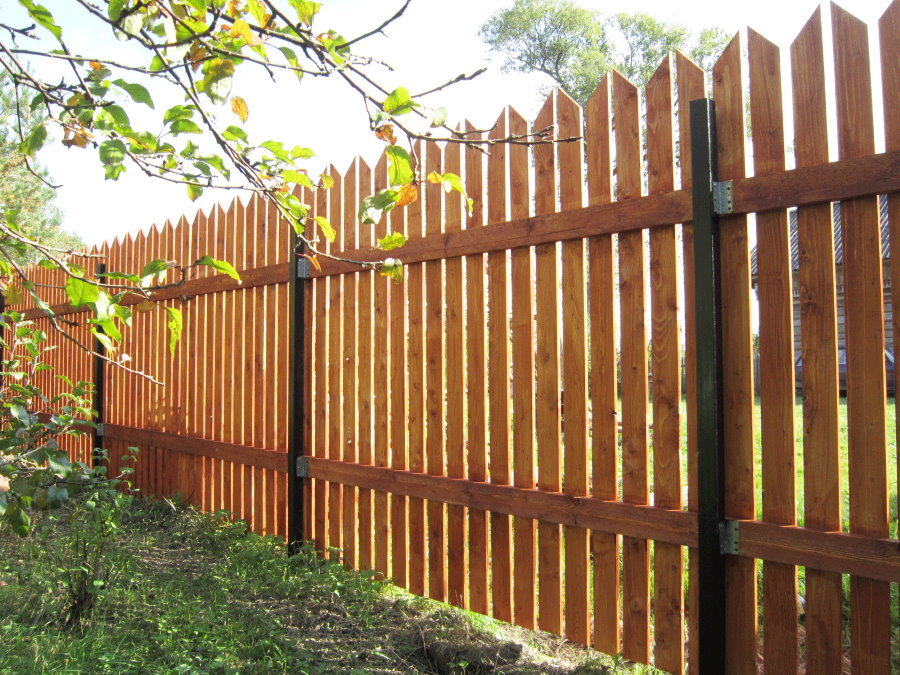 Drevený plot na kovových stĺpikoch