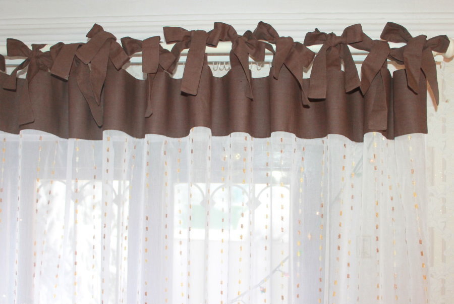 Contrasting drawstring at the top of tulle curtains