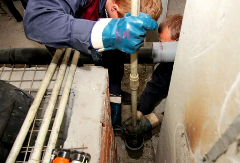 V případě potřeby musíte zajistit průchod inženýrských sítí k potrubí