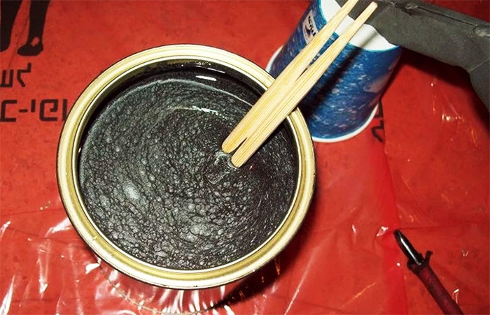La vernice in polvere viene diluita con una base alchidica e miscelata fino a quando tutti i componenti sono distribuiti uniformemente