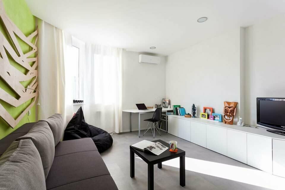 Um exemplo de decoração de um apartamento de 1 quarto no estilo minimalista