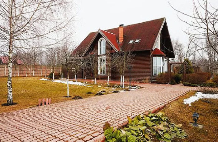 K domu vede široký chodník dlážděný dlažebními deskami.