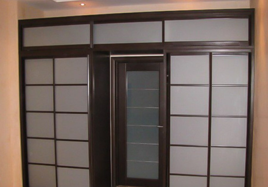 U-formad garderob med mezzanin ovanför dörren