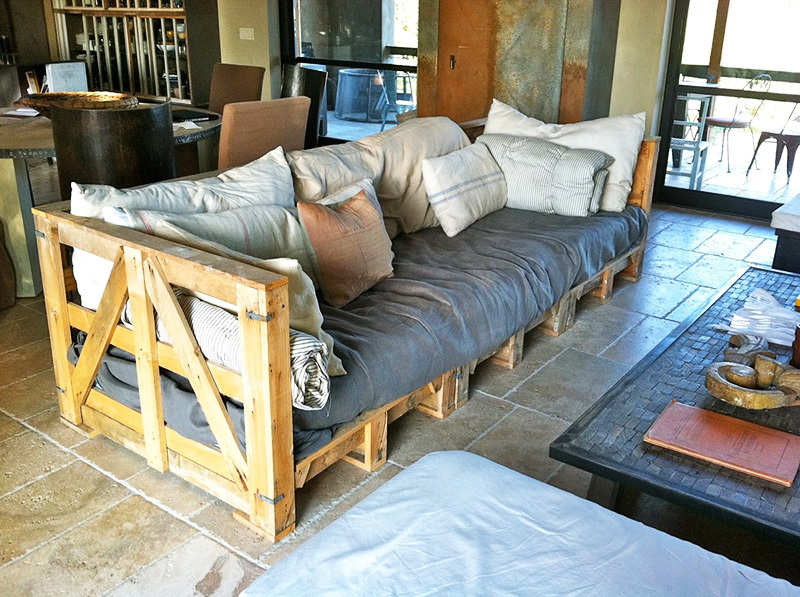 Sofa na palety - niedroga, praktyczna iw duchu loftu