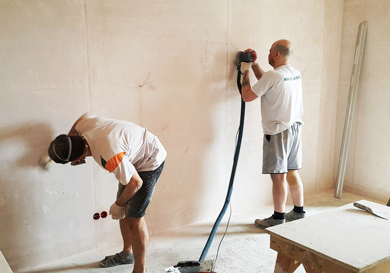 Antes de aplicar yeso flocado, la superficie de las paredes debe estar bien preparada.