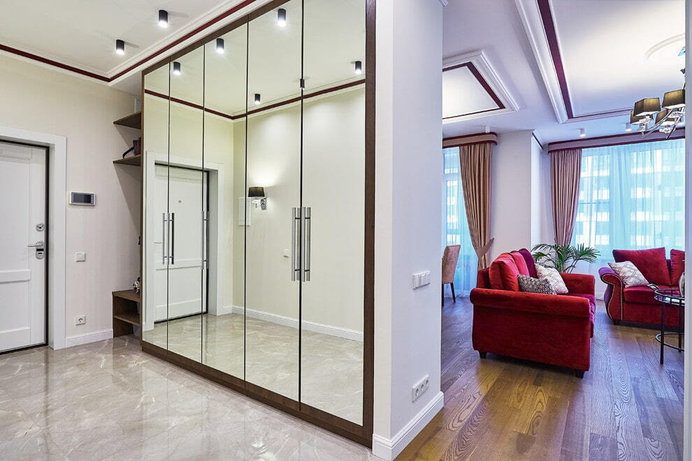 Zrcalni ormarić umjesto pregrade između hodnika i sobe