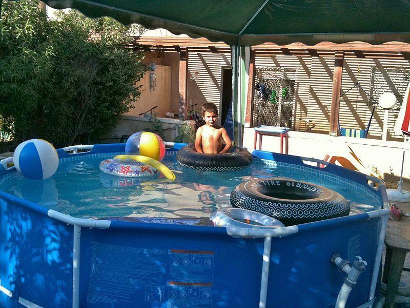 Okvirni bazen za kupanje djece na selu