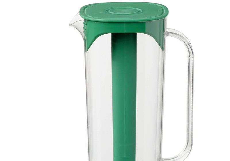 Uma jarra impressionante adequada para armazenar refrigerantes, suco ou kvass