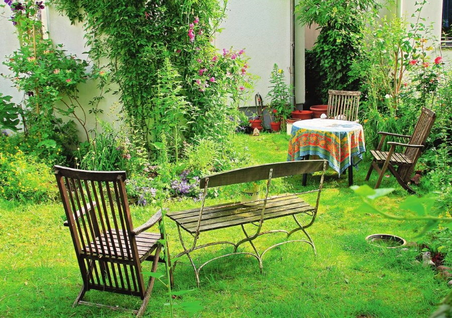 Dārza mēbeles uz parasta zāliena