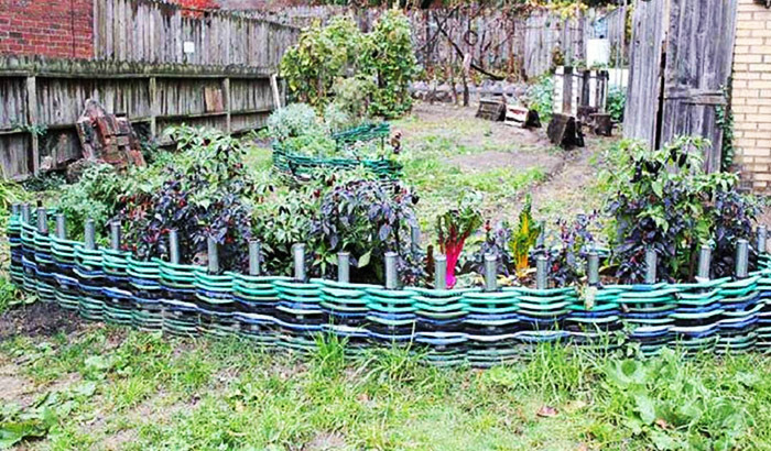 Ideálny plot pre kvetinový záhon v krajine