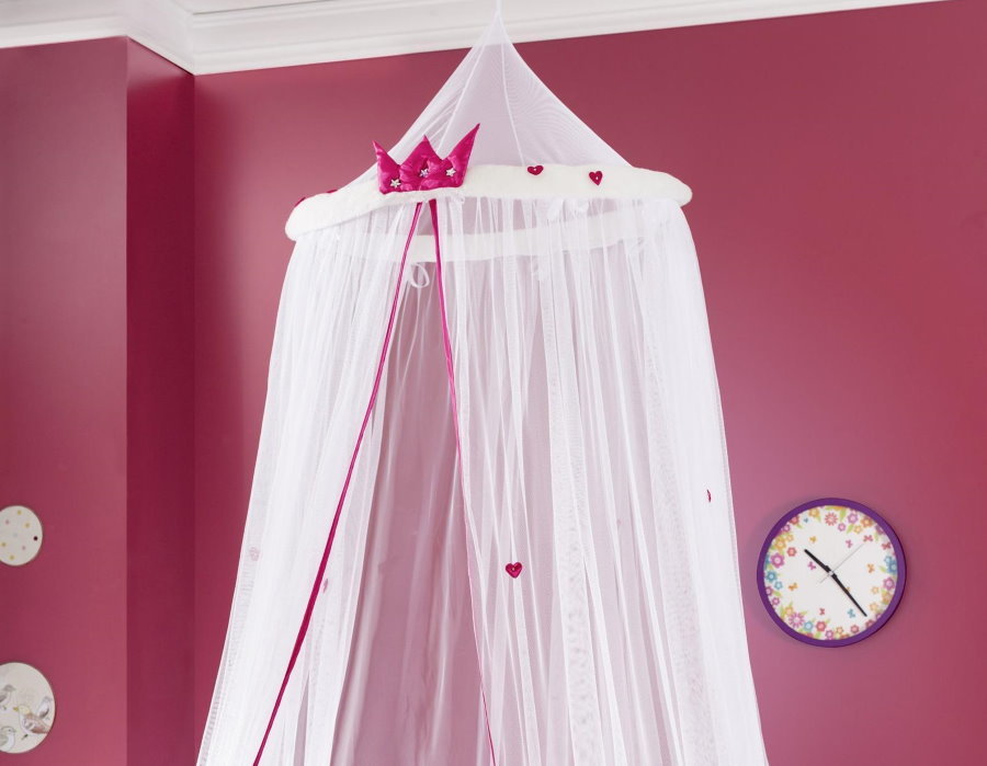 Baldacchino Calico in camera da letto con pareti rosa