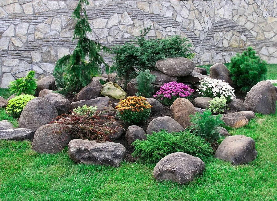 Prírodné kamene na alpskej šmýkačke s kvetmi