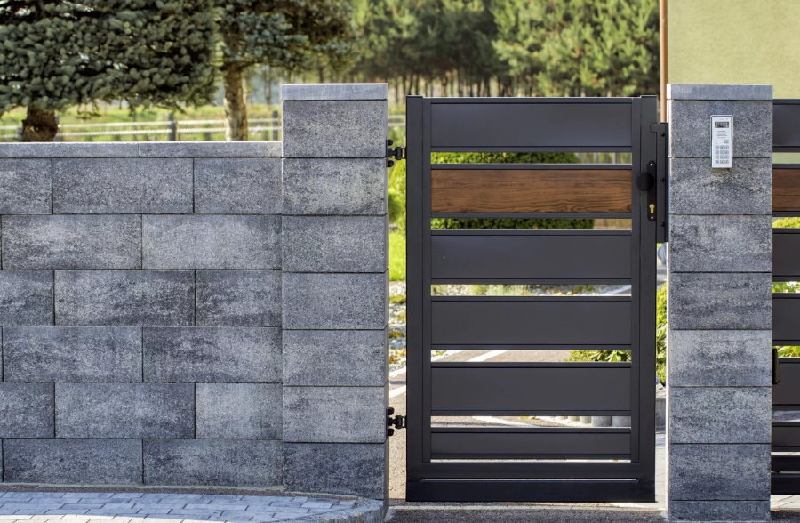 Brama metalowa w ogrodzeniu z bloczków betonowych