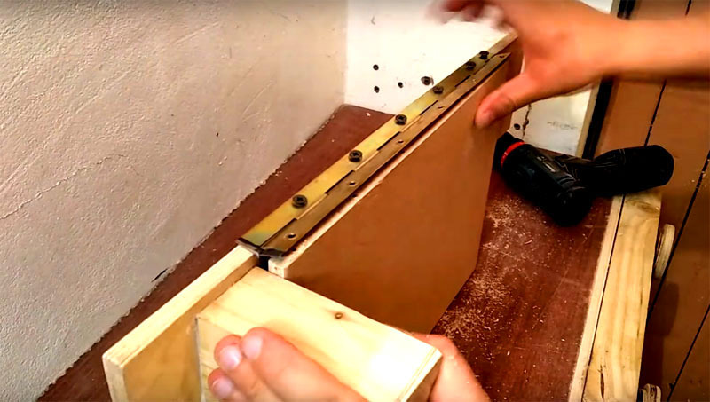 Pour modifier l'angle d'alimentation des pièces pendant le ponçage, vous devez attacher une plate-forme en contreplaqué à l'étagère. Utilisez une boucle de piano à cet effet.