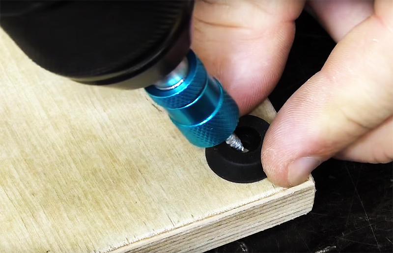 Kako biste spriječili da vaš novi alat ogrebe površinu stola, pričvrstite gumene podloške-nožice na uglove ploče s donje strane.