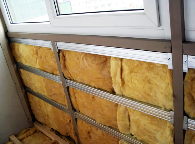 Isolatie bedekt alle oppervlakken van een balkon of loggia, behalve een raam met dubbele beglazing. En van binnenuit is het het meest winstgevend om de laag met gipsplaat te naaien.