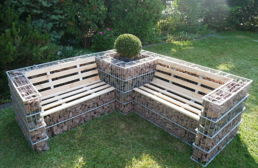 Banco de jardim feito de gabiões de arame