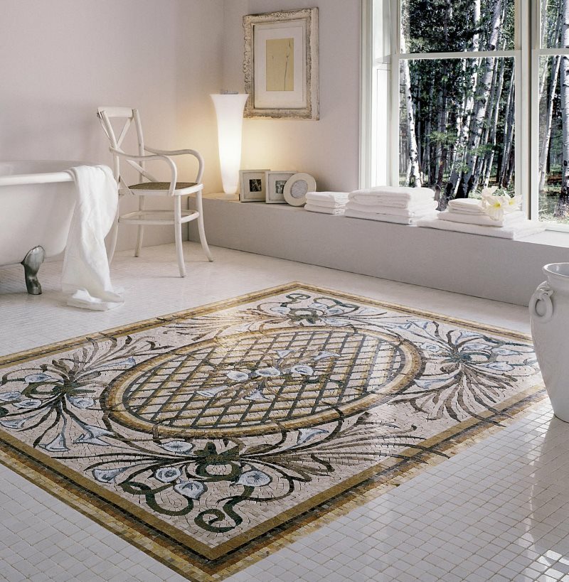 שטיח אריחי קרמיקה על רצפת חדר האמבטיה