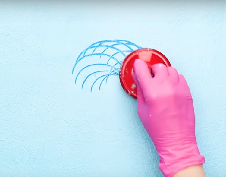 Drücken Sie das Massagegerät gegen die Wand und zeichnen Sie, ohne es von der Oberfläche abzuheben, einen Kreis