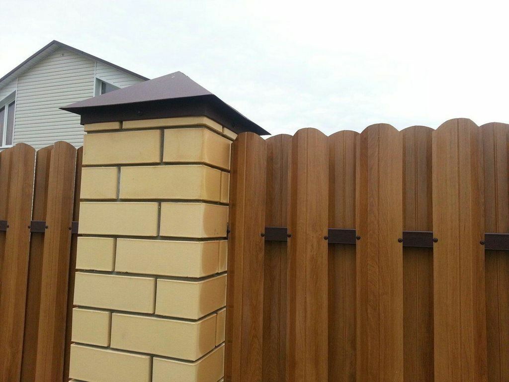 Metalinė tvora - europinių tvorų, pagamintų iš geležinės gofruotos lentos, nuotrauka