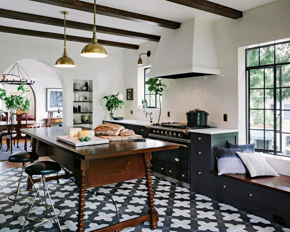 Mesa de madera en la cocina-sala de estar con azulejos blancos y negros