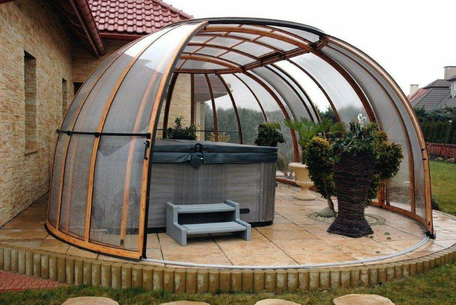 Drsna polikarbonatna kupola za bazen na podeželju