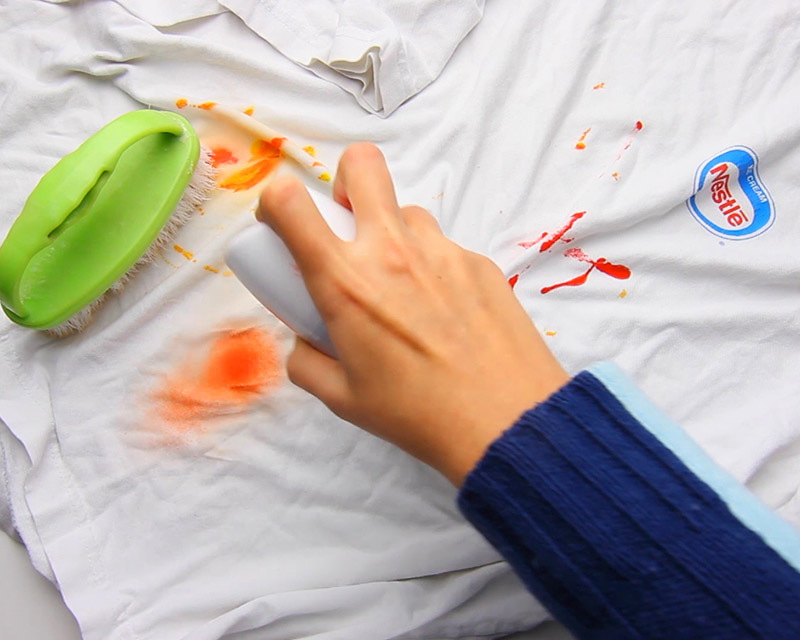 Hogyan törölje le a festéket a ruháról