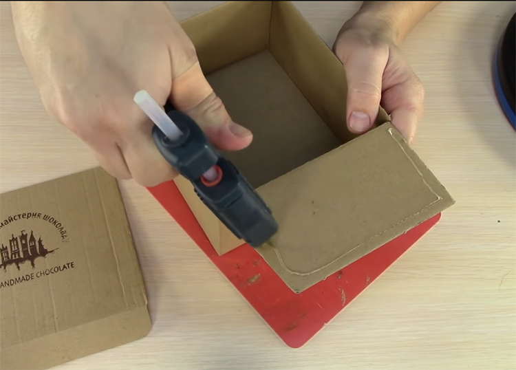 Avvolgere la parte interna e fissare il lato adesivo della scatola. Essi rafforzeranno il muro