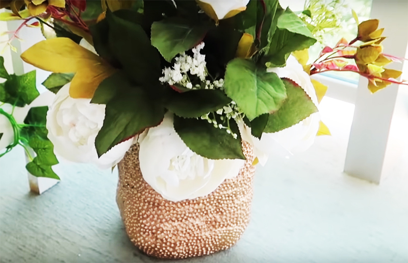Voit käyttää lopputulosta tuoreiden kukkien istuttimena tai maljakkona kimppuun.
