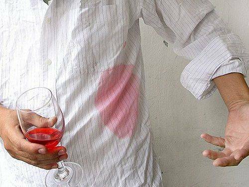 Hur tvättar man rött vin från kläder, dukar, möbelklädsel?