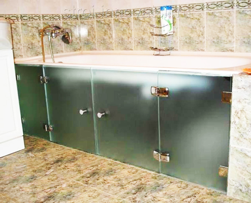 Glass screens under the bathtub are relevant for modern interiors
