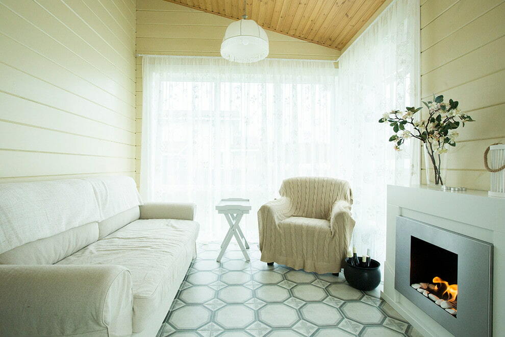 Lille stue med fliser på gulvet