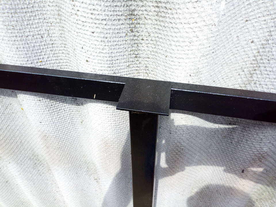 Fixação de uma folha de ardósia a um tubo de perfil de uma cerca