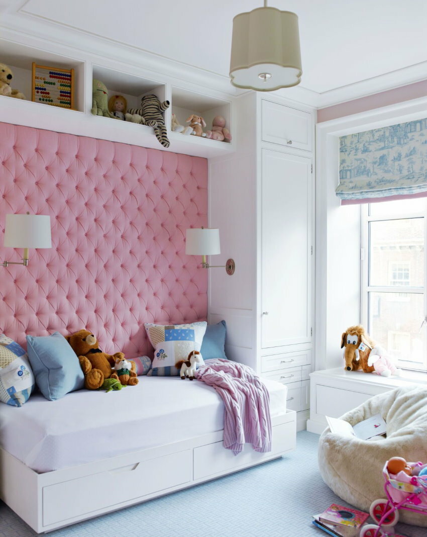 Vaaleanpunainen seinäkoriste sängyn yläpuolella tytölle