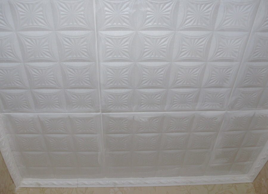 Valkoiset polystyreenilaatat tekstuurilla parvekkeen katossa