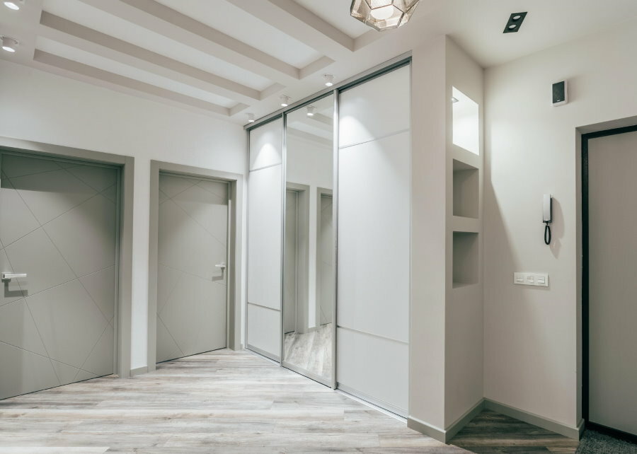 Integruota skyriaus spinta minimalizmo stiliaus koridoriuje