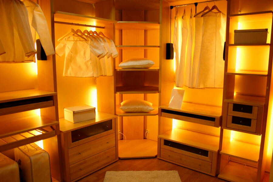 Osvetlitev v kotni garderobi odprtega tipa