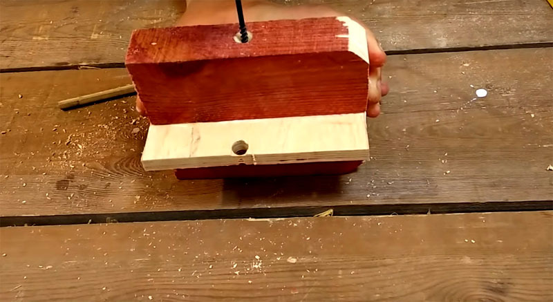 Prepare 4 peças de madeira de 12-15 cm de comprimento e conecte-as, passando uma tira de compensado no centro, conforme mostrado na foto