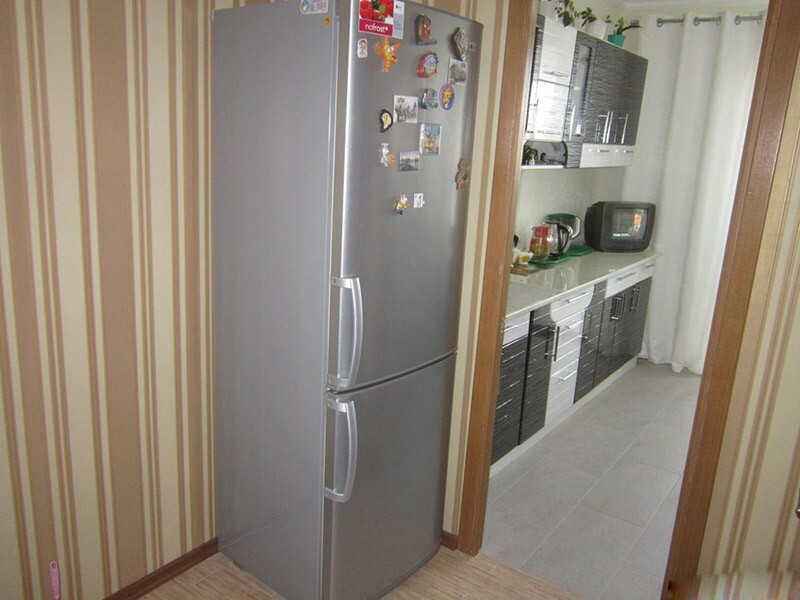 Umiestnenie chladničky pre domácnosť do rohu chodby